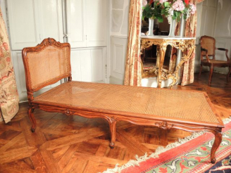 Vente aux enchères Duchesse Louis XV cannée en bois naturel mouluré et sculpté à décor de