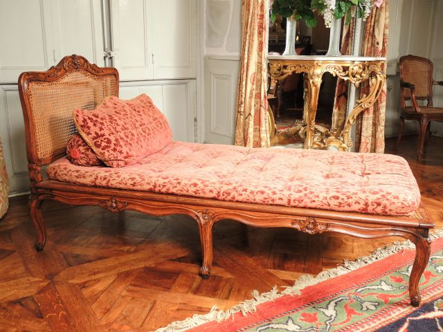 Duchesse Louis XV cannée en bois naturel mouluré et sculpté à décor de
