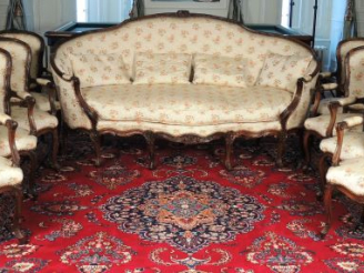 Vente aux enchères 	Mobilier de salon Louis XV en bois naturel mouluré et sculpté à décor