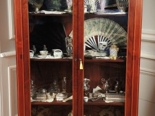 Vitrine de style Louis XVI en placage d’acajou marqueté de filets de b