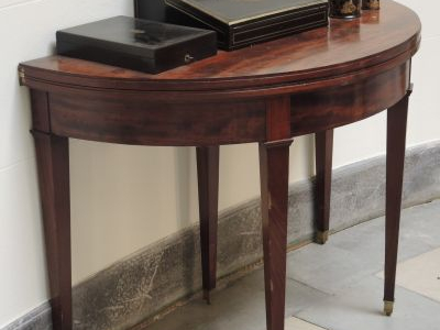Table demi-lune Empire en acajou et placage d’acajou, cinq pieds fusel