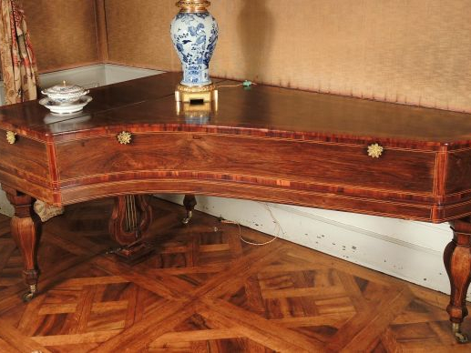 	Piano à queue Napoléon III en placage de palissandre et marqueterie d