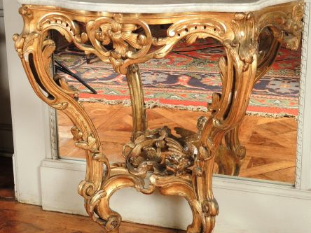 Console Louis XV en bois sculpté et doré à décor ajouré de rocaille et