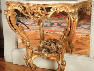 Vente aux enchères Console Louis XV en bois sculpté et doré à décor ajouré de rocaille et