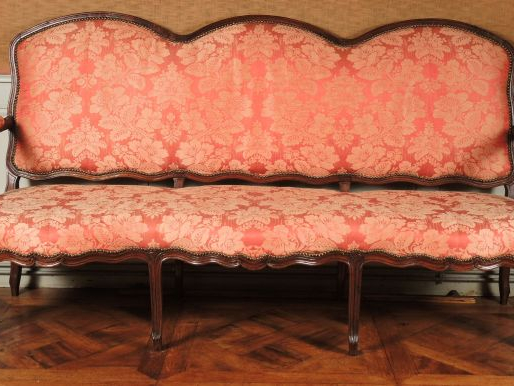 Grand canapé XVIIIe en noyer mouluré, dossier et ceinture mouvementés,