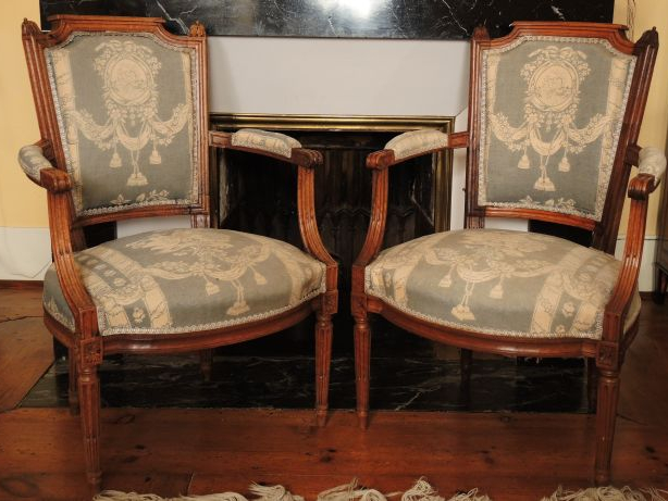 Paire de cabriolets Louis XVI en noyer mouluré et sculpté, dossier à f