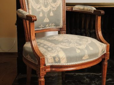 Paire de cabriolets Louis XVI en noyer mouluré et sculpté, dossier à f