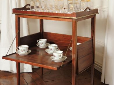 Table à thé 1900 en acajou, fileté de laiton