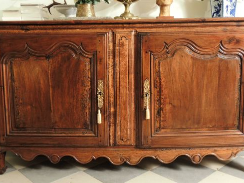 Grande enfilade Louis XV en bois naturel, ouvrant à deux portes moulur