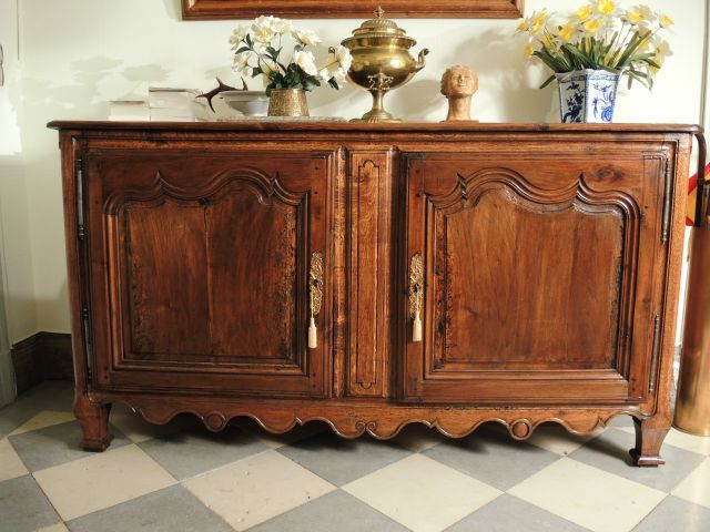 Grande enfilade Louis XV en bois naturel, ouvrant à deux portes moulur