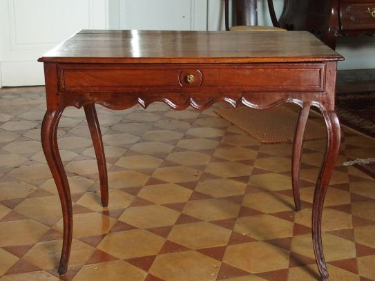 Table à écrire Louis XV en merisier, ouvrant à un tiroir en  ceinture,