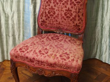 Chaise de salle à manger en noyer mouluré et sculpté à décor de feuill