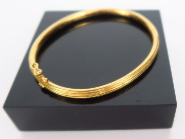 Bracelet jonc en or, ouverture à charnière. Poids : 9.4 g