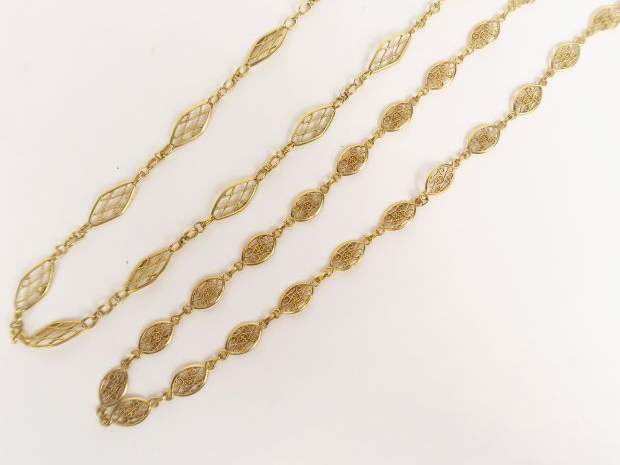 Deux giletières en or filigranées. Poids : 28.6 g ac