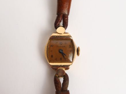TUDOR. Montre bracelet de dame, cadran en or rose 14 carats. Poids tel