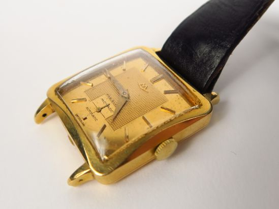 Cadran de montre d’homme en or jaune de marque Movado.