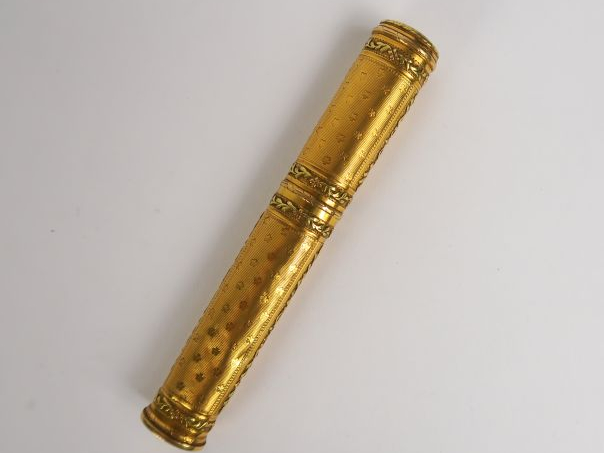Etui à cire de style Louis XVI en or, à décor guilloché, et de feuilla