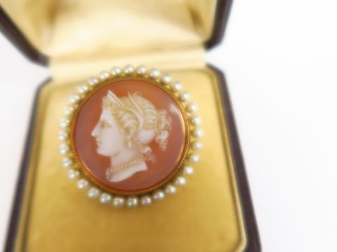 Broche camée sur agate 'Portrait de jeune femme à l'antique', entourag