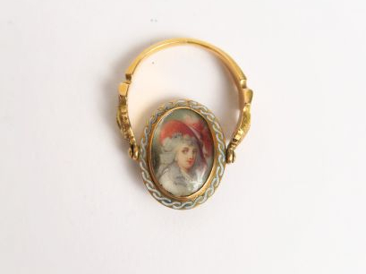 Bague Louis XVI en or, médaillon émaillé tournant, orné de deux miniat