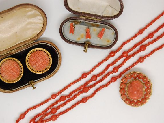 Lot de bijoux en corail comprenant : un sautoir, une broche à décor de