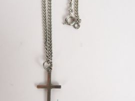 Chaine et croix en argent. Poids : 8.9 g