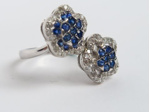 Bague en or, figurant deux fleurs serties de diamants et saphirs. Poid