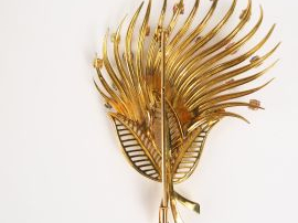 Broche feuillage en or jaune ornée de petits rubis, saphirs, émeraudes