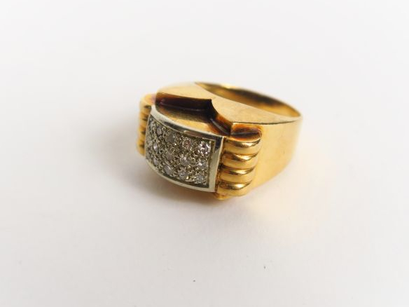 Bague tank en or sertie de brillants. Poids tel : 11,1 g