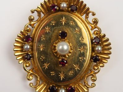 Pendentif broche en or de type médaillon ornée de petites perles, étoi