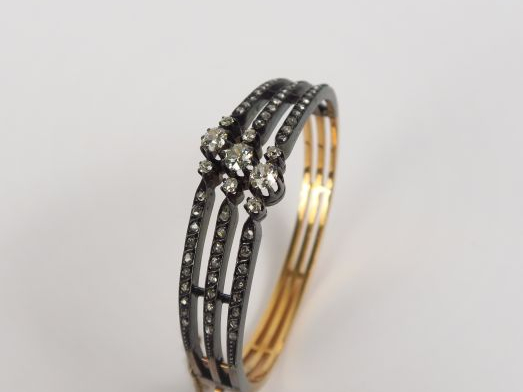 Bracelet jonc en or à trois joncs reliés entre eux par des diamants en