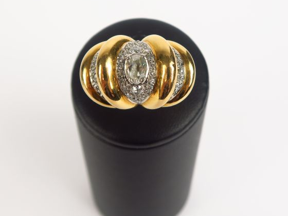 Bague dôme en or jaune à décor godronné en alternance avec un pavage d