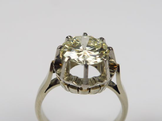 Solitaire en or blanc et platine serti d'un diamant taille ancienne de