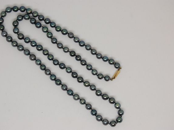 Collier de perles grises