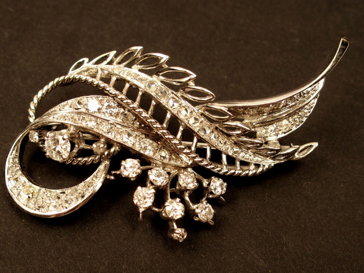 Broche or blanc en forme de gerbe, ornée de 7 diamants, tailles ancien