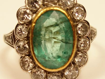 Bague marguerite en or jaune, sertie d'une émeraude entourée de 14 dia