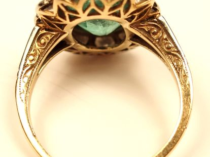 Bague marguerite en or jaune, sertie d'une émeraude entourée de 14 dia