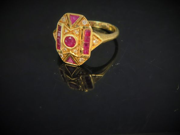 	Bague de style Art Déco, rubis et petits diamants. Monture en or. Poi
