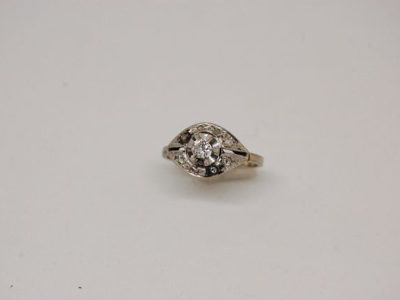 Bague en or blanc et jaune, ornée en son centre d'un diamant et de ros