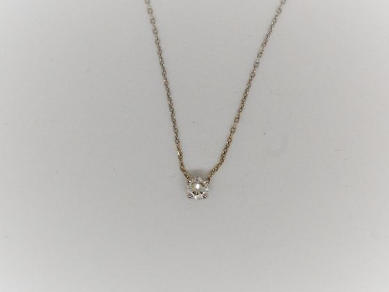 Chaine en or blanc retenant un diamant monté sur griffe