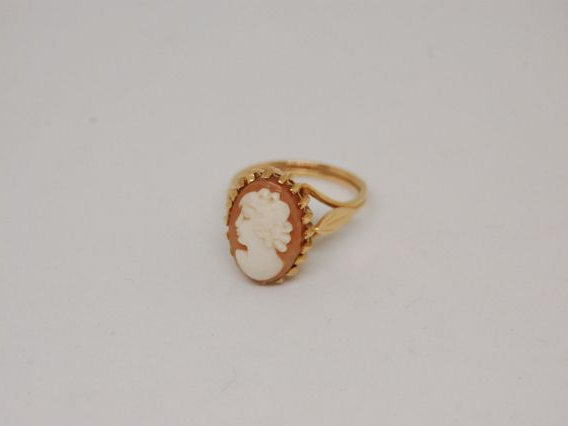 Bague ornée d'un camée. Monture en or. Poids tel : 4,5 g