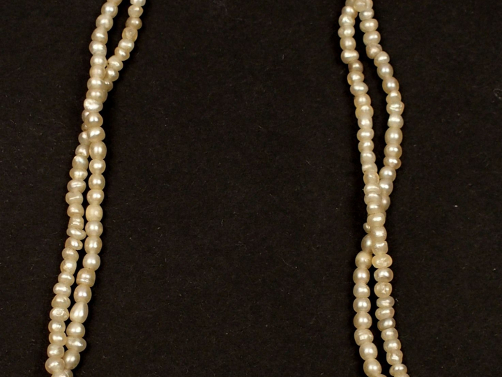 Collier perles disposées en chute.