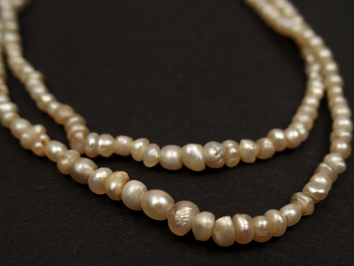 Collier perles disposées en chute.