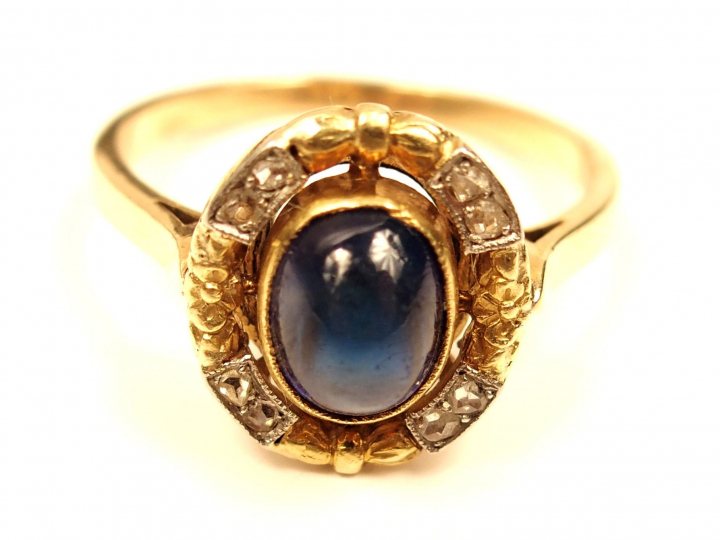 Bague en or jaune, ornée en son centre d'un saphir en cabochon et de 6