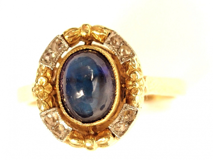 Bague en or jaune, ornée en son centre d'un saphir en cabochon et de 6