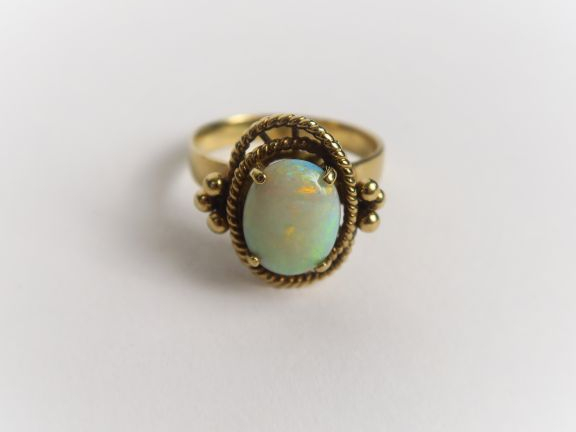 Bague ornée d’une opale, belle monture en or. Poids : 4.4 g