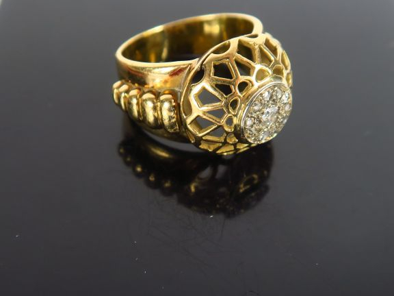 Bague en or ajouré, sertie d'un petit diamant taille ancienne, et de r