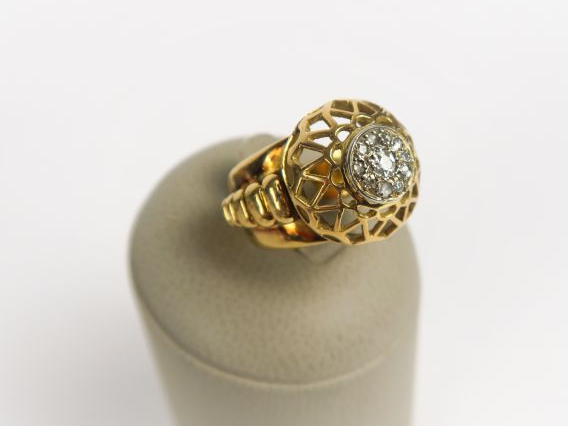 Bague en or ajouré, sertie d'un petit diamant taille ancienne, et de r