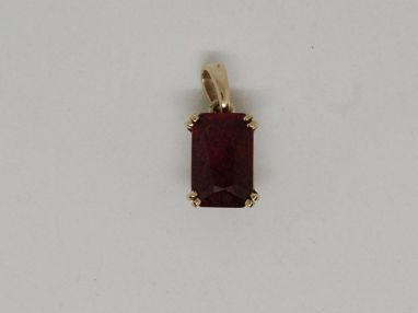 Pendentif en or orné d'un rubis. Poids tel : 2,3 g