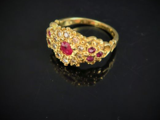 	Bague en or, sertie de rubis et petits diamants. Poids tel : 6 g