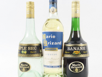 Vente aux enchères 3 BOUTEILLES MARIE BRIZARD : 1 ANISETTE - 1 TRIPLE SEC 39° - 1 BANANE